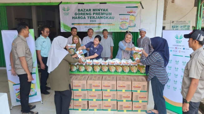 Asian Agri Salurkan Ribuan Liter Minyak Goreng Melalui Bazar Ramadan di Jambi